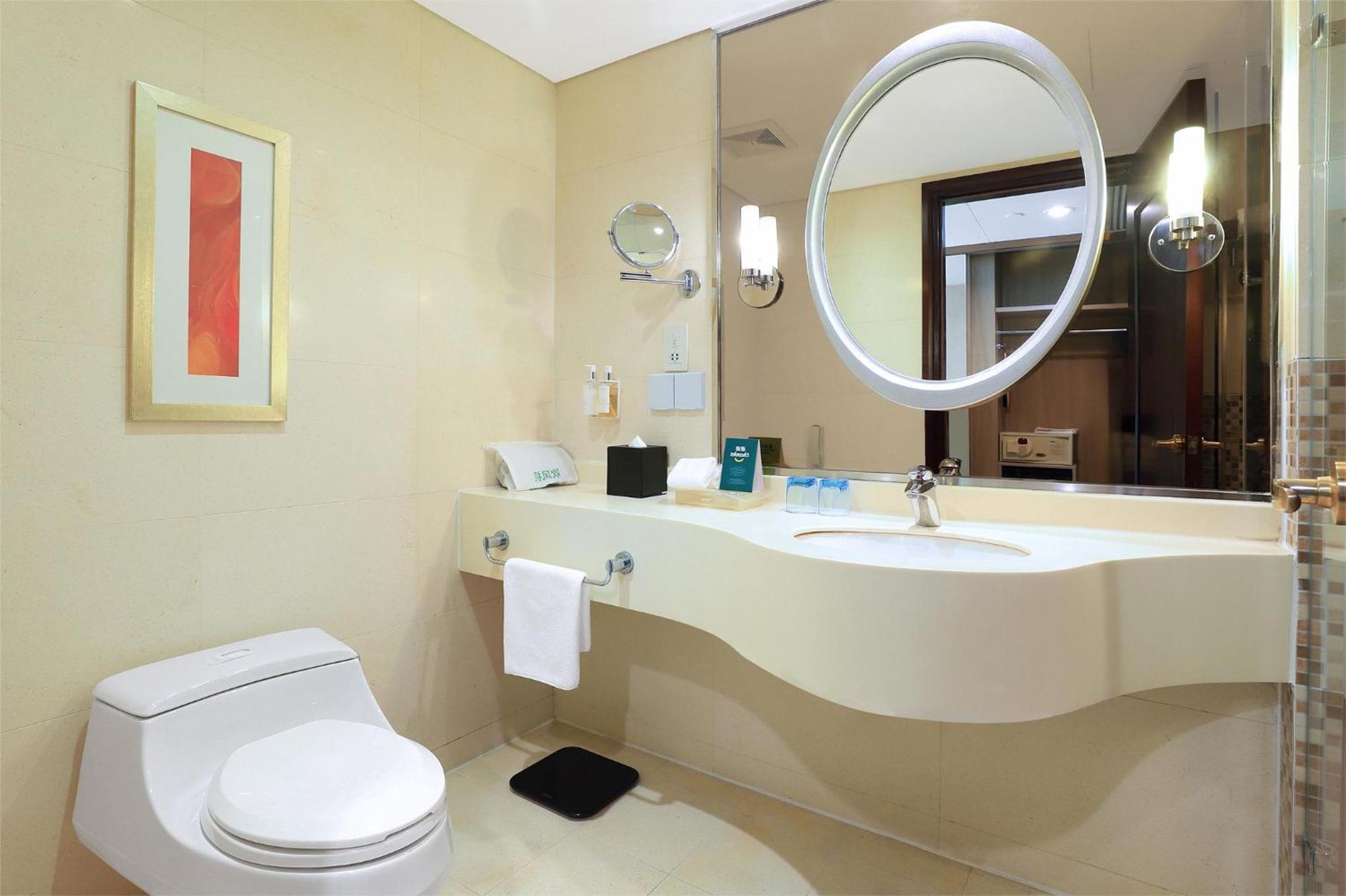 Hotel Pudong Nanpu By Ihg 4*