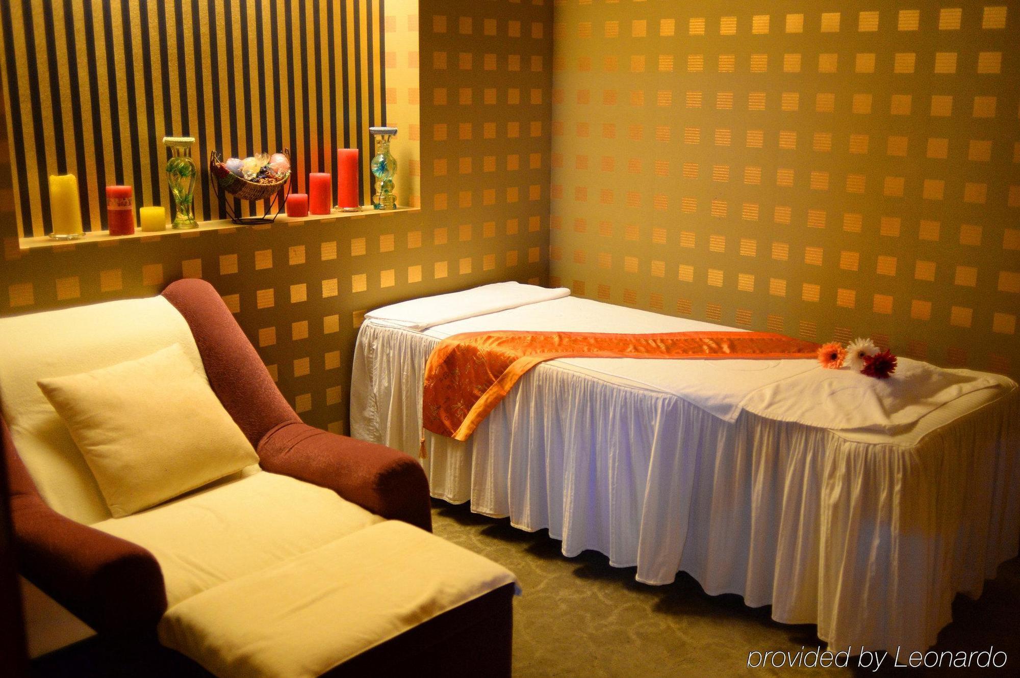 Hotel Pudong Nanpu By Ihg 4*